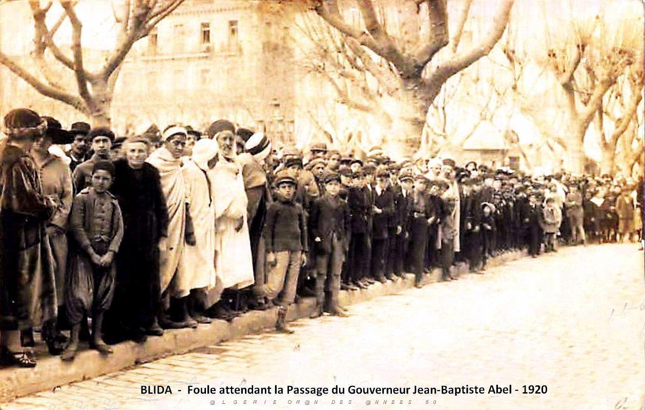 Blida - Foule attendant le Gouverneur Jean-Baptiste Abel - 1920.jpg